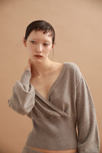 画像をギャラリービューアに読み込む, CANOÉ Undyed Cashmere Knit : Long sleeve v-neck