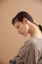 画像をギャラリービューアに読み込む, CANOÉ Undyed Cashmere Knit : Long sleeve v-neck