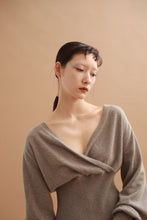 画像をギャラリービューアに読み込む, CANOÉ Undyed Cashmere Knit : Long sleeve v-neck
