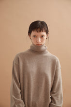 Load image into Gallery viewer, CANOÉ Undyed Cashmere Knit : Turtleneck
