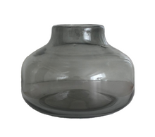 Load image into Gallery viewer, Henry Dean Flower Vase V.Femeia S  : SMOKE
